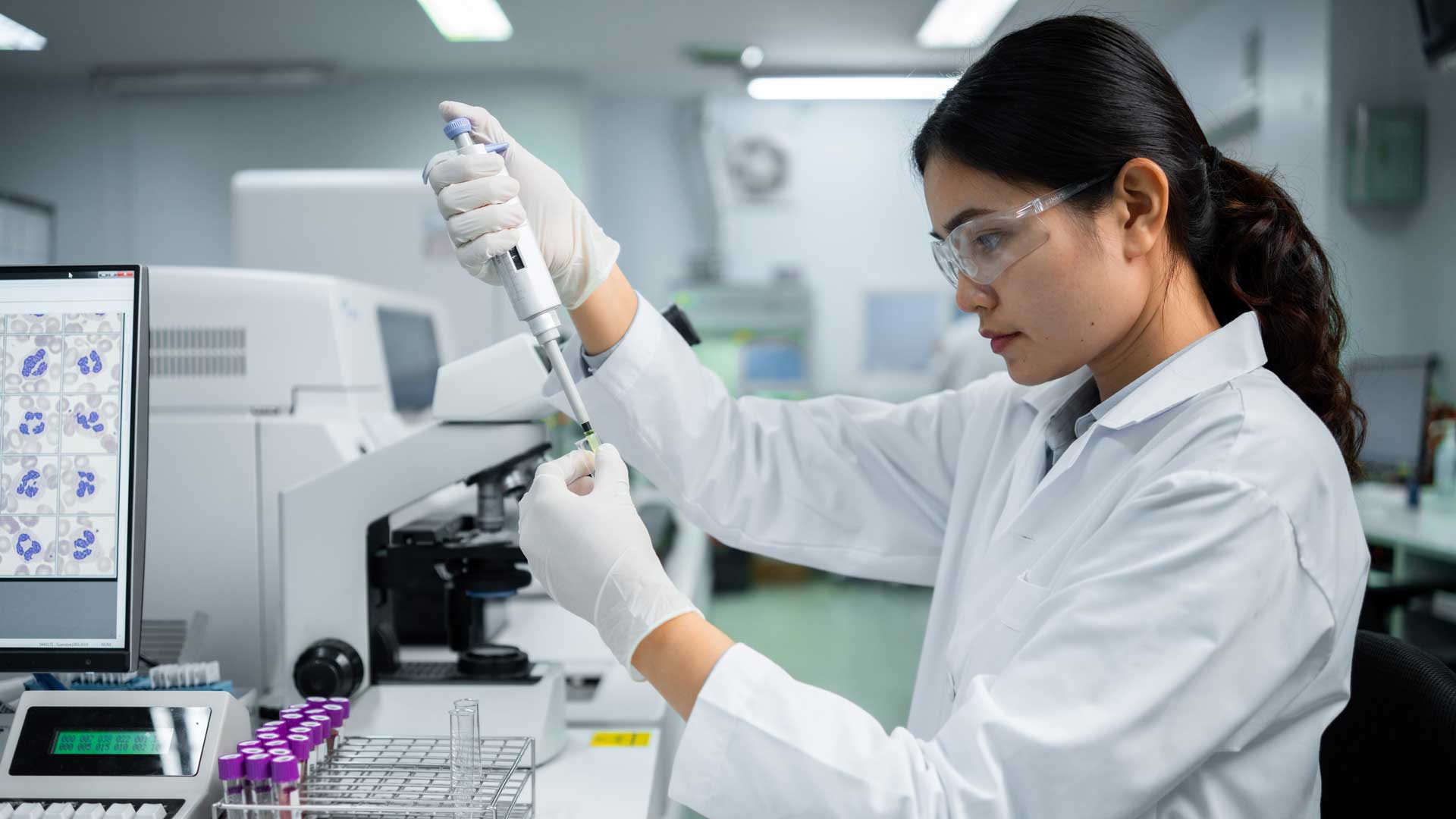 Medical technicians are looking at the microscope Stay inside the hospital laboratory, qqfs, Respiratory Diagnostic Testing Study